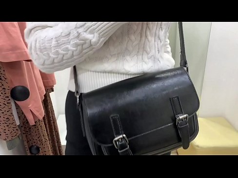 ❤️ Јавна мастурбација младе кучке ФералБерри са дилдом у соби за мерење ❌ Порно на sr.xlxxporno.ru
